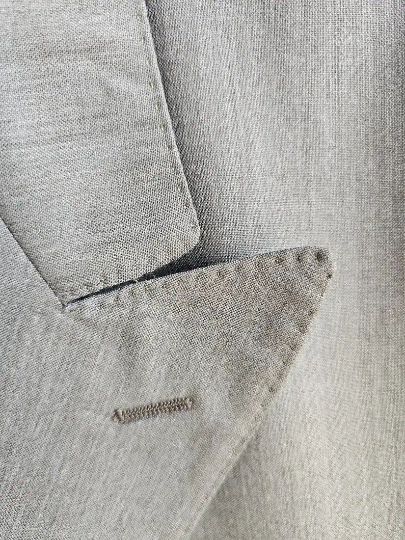 Graues Revers mit sichtbarem Pickstich