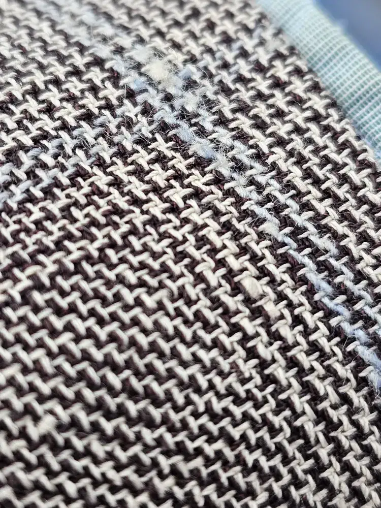 Braun-weißer Hahnentritt mit hellblauem Überkaro